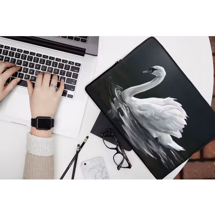Zwaan - Water - Natuur - Realistisch - Wit laptophoes neopreen klein -bureau