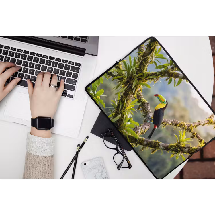 Toekan - Jungle - Natuur - Kleurrijk laptophoes neopreen klein -bureau