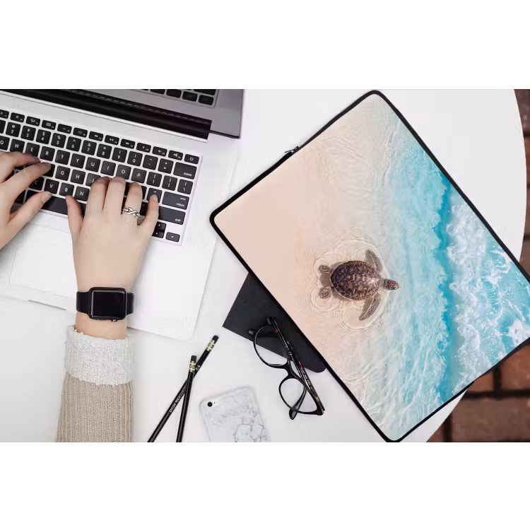 Schildpad - Helder water - Strand - Dieren - Natuur laptophoes neopreen klein -bureau