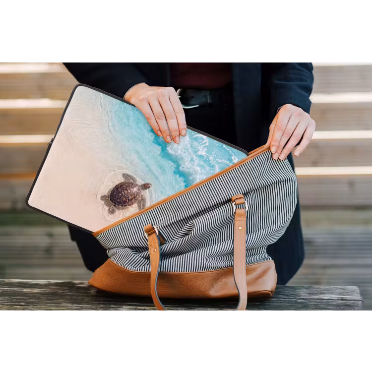 Schildpad - Helder water - Strand - Dieren - Natuur laptophoes neopreen klein -tas