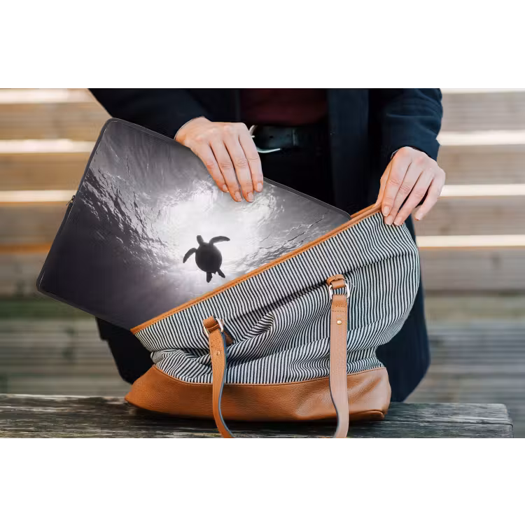 Schildpad - Onderwater - Lichtstralen - Oceaan - Zwart-wit laptophoes neopreen klein -tas