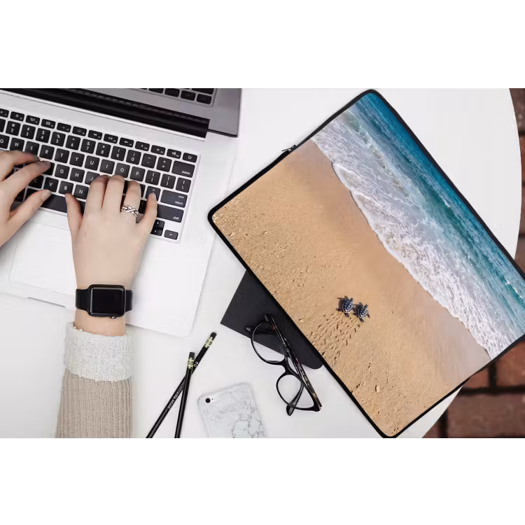 Schildpad - Jong - Strand - Oceaan - Blauw laptophoes neopreen klein -bureau