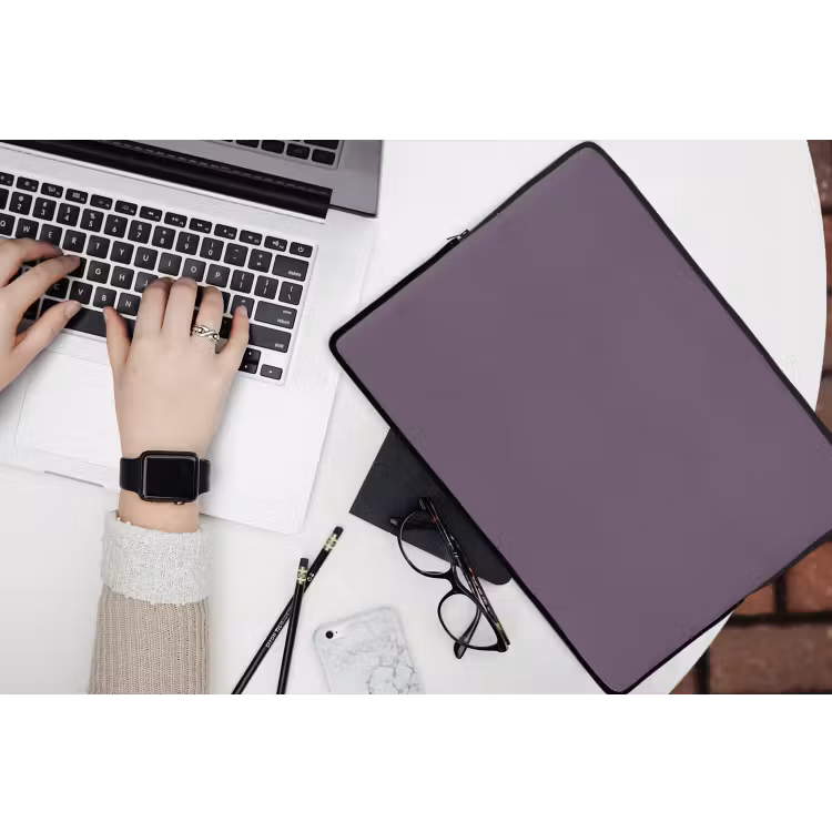 Velvet - Aubergine - Paars laptophoes neopreen klein 279 -bureau