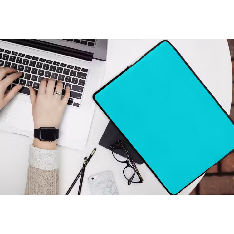 Vivid - Aquamarine - Turkoois laptophoes neopreen klein 279 -bureau