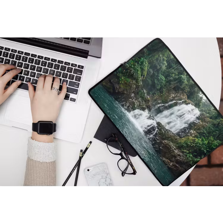 Waterval - Bos - Natuur - Groen laptophoes neopreen klein -bureau
