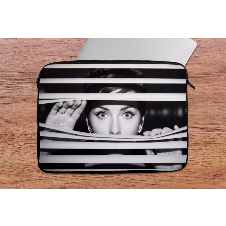 Vrouw - Jaloezieƫn - Portret - Zwart-wit laptophoes neopreen klein -tafel