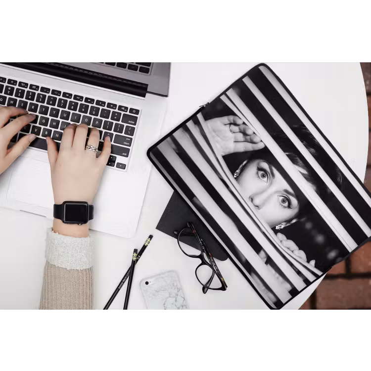 Vrouw - Jaloezieƫn - Portret - Zwart-wit laptophoes neopreen klein -bureau