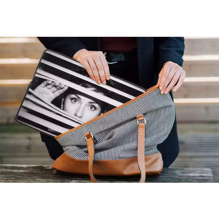 Vrouw - Jaloezieƫn - Portret - Zwart-wit laptophoes neopreen klein -tas