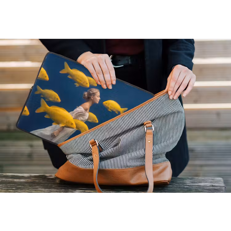 Vrouw - Vis - Water - Natuur - Geel laptophoes neopreen klein -tas