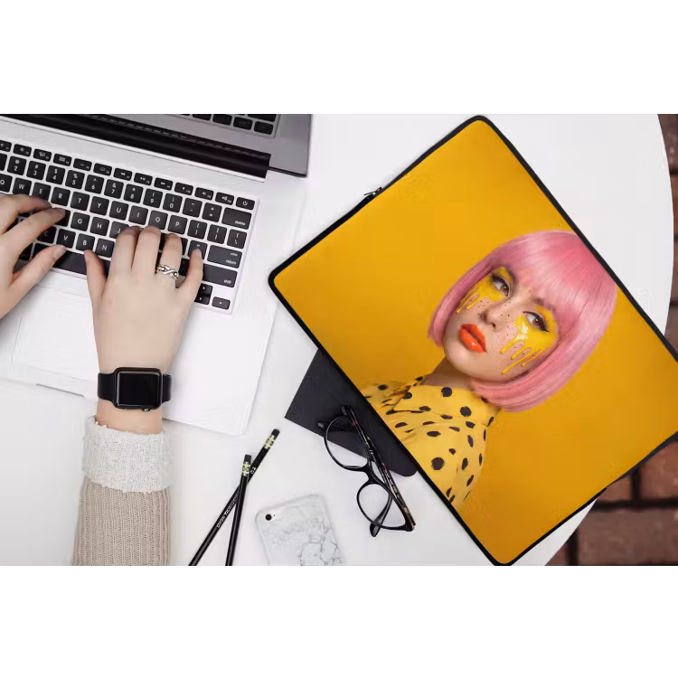 Vrouw - Portret - Abstract - Kleurrijk - Geel laptophoes neopreen klein -bureau