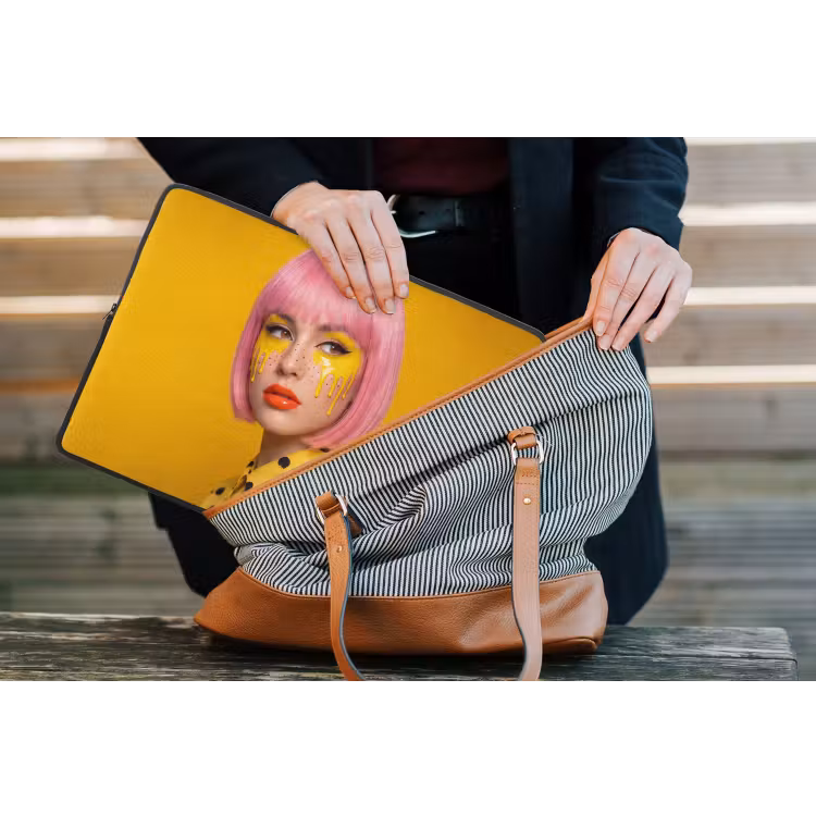 Vrouw - Portret - Abstract - Kleurrijk - Geel laptophoes neopreen klein -tas