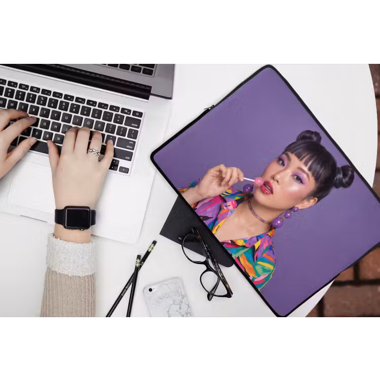 Vrouw - Portret - Make-up - Paars - Levendig laptophoes neopreen klein -bureau