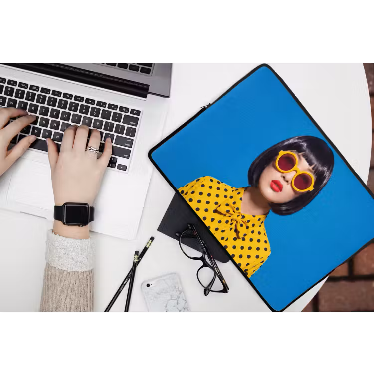 Vrouw - Zonnebril - Pop Art - Portret - Geel laptophoes neopreen klein -bureau