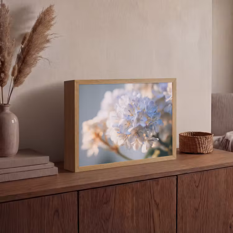 Bloemen - Lichtblauw - Wazig - Trosje Light Box met batterij (Wandlamp) middel -sfeer2