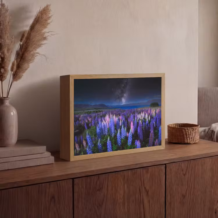 Bloemen - Nacht - Lupine - Sterrenhemel - Paars - Natuur Light Box met batterij (Wandlamp) middel -sfeer2