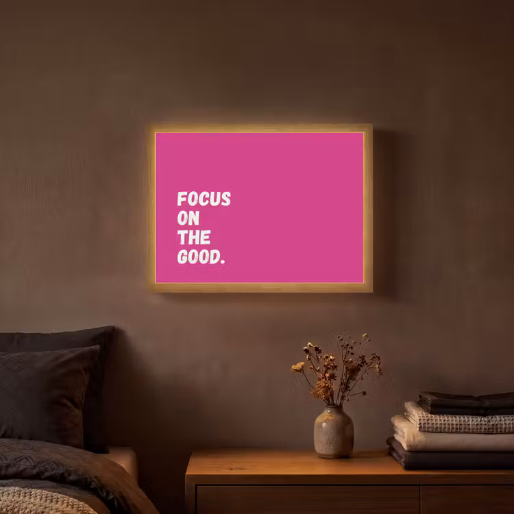 Focus on the good - Roze - Simple Light Box met batterij (Wandlamp) middel -sfeer4