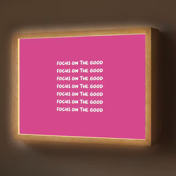 Focus on the good - Roze - wit Light Box met batterij (Wandlamp) middel -z3d_website