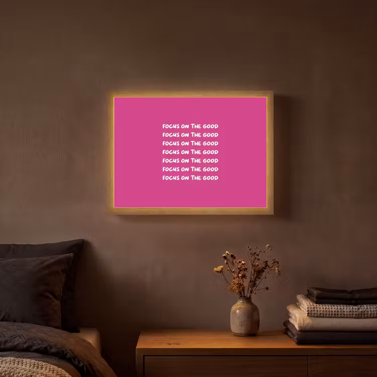 Focus on the good - Roze - wit Light Box met batterij (Wandlamp) middel -sfeer4