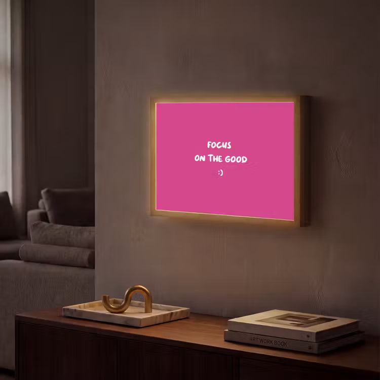 Focus - Smiley - Roze Light Box met batterij (Wandlamp) middel -sfeer1