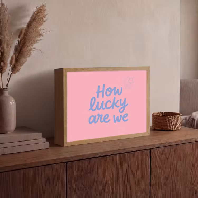 How lucky are we - Klavervier - Roze - Blauw Light Box met batterij (Wandlamp) middel -sfeer2
