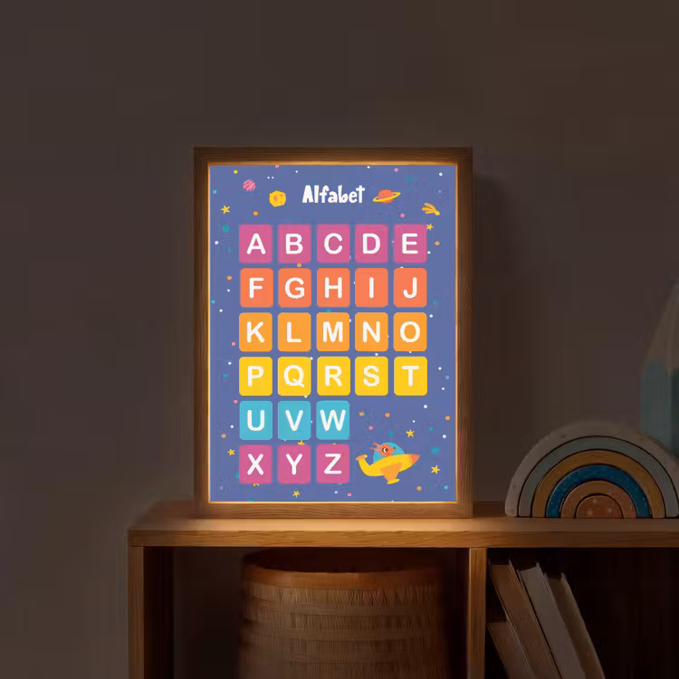 Alfabet - Educatief - Letters leren voor kinderen - Ruimte Light Box met batterij (Wandlamp kind) middel -sfeer1_kind