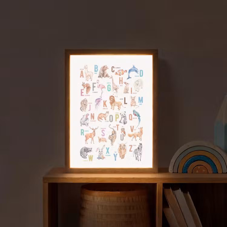 Alfabet - Educatief - Letters leren voor kinderen - Wilde dieren - Kleurrijk Light Box met batterij (Wandlamp kind) middel -sfeer1_kind