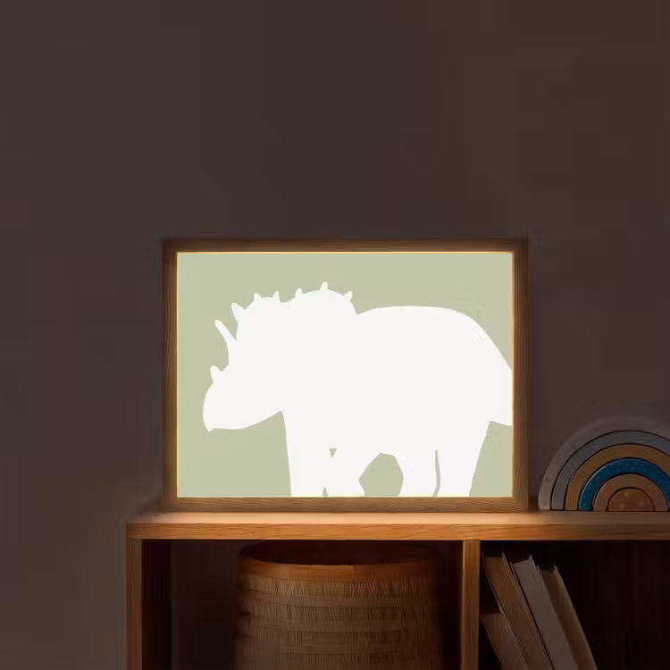 Dino - Triceratops - Dinosaurus - Groen Light Box met batterij (Wandlamp kind) middel -sfeer1_kind