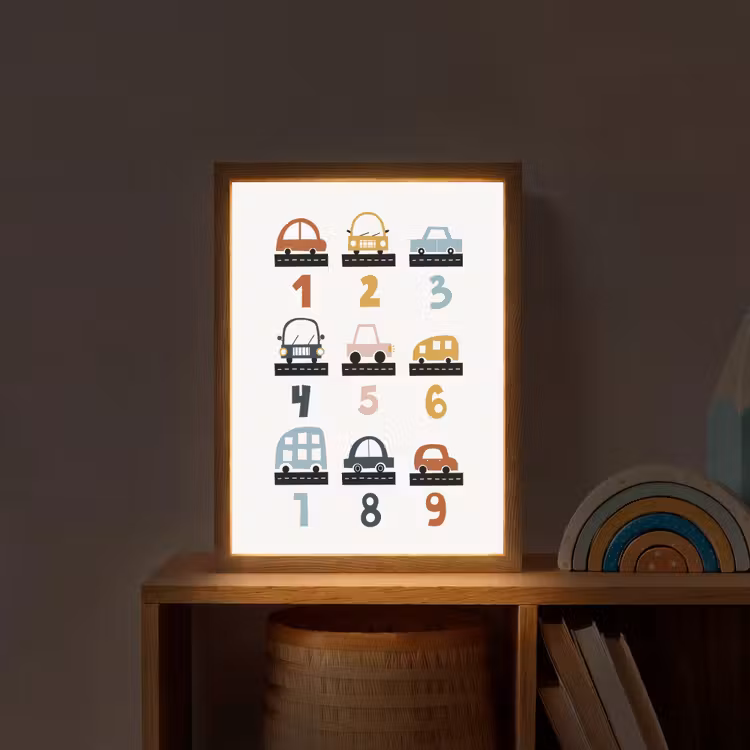 Getallen - Educatief - Leren tellen - Cijfers oefenen voor kinderen - Auto's - Voertuigen Light Box met batterij (Wandlamp kind) middel -sfeer1_kind