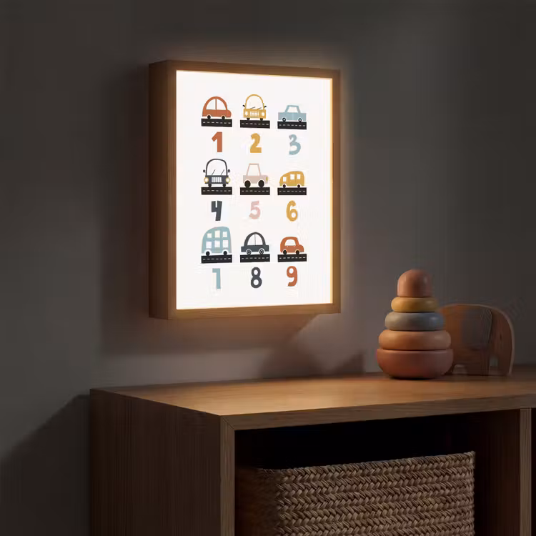 Getallen - Educatief - Leren tellen - Cijfers oefenen voor kinderen - Auto's - Voertuigen Light Box met batterij (Wandlamp kind) middel -sfeer5_kind