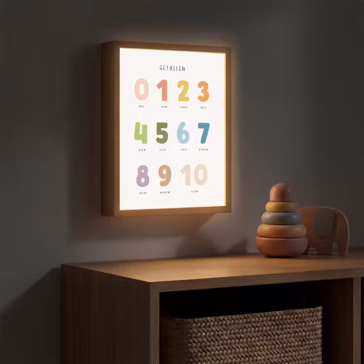 Getallen - Educatief - Leren tellen - Cijfers oefenen voor kinderen - Kleuren Light Box met batterij (Wandlamp kind) middel -sfeer5_kind