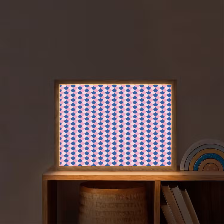 Patroon - Schubben - Blauw - Roze Light Box met batterij (Wandlamp kind) middel -sfeer1_kind