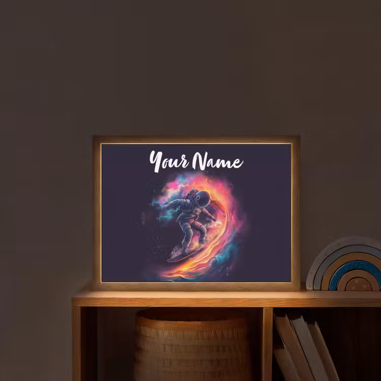 Astronaut - Ruimte - Surfen - Kleurrijk Light Box met batterij (Wandlamp kind) middel -sfeer1_kind