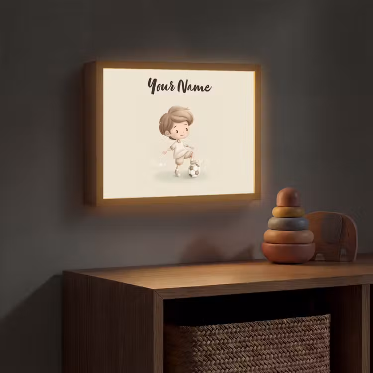 Jongen - Bruin - Voetbal - Minimalistisch Light Box met batterij (Wandlamp kind) middel -sfeer5_kind