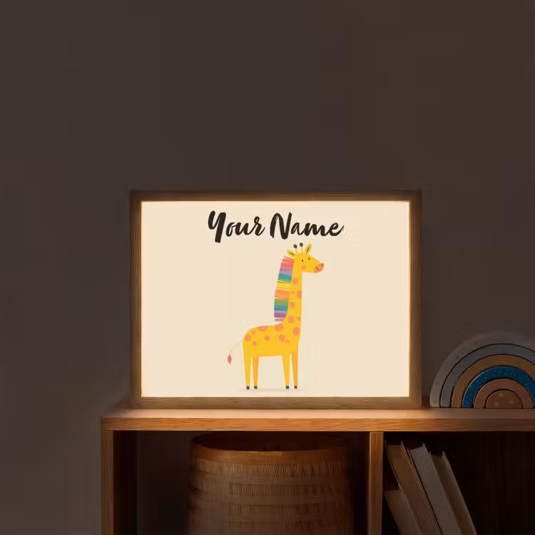 Giraffe - Regenboogmanen - Beige Light Box met batterij (Wandlamp kind) middel -sfeer1_kind
