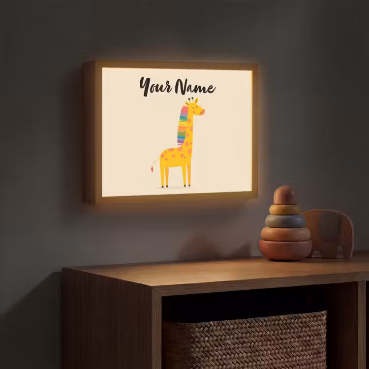 Giraffe - Regenboogmanen - Beige Light Box met batterij (Wandlamp kind) middel -sfeer5_kind