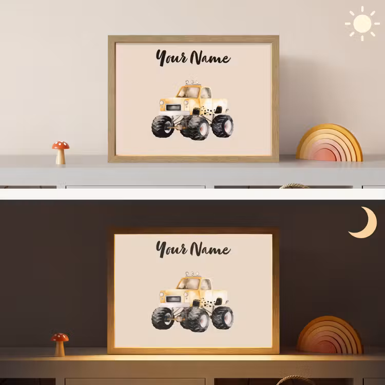 Monstertruck - Geel - Minimalistisch Light Box met batterij (Wandlamp kind) middel -sfeer3_kind