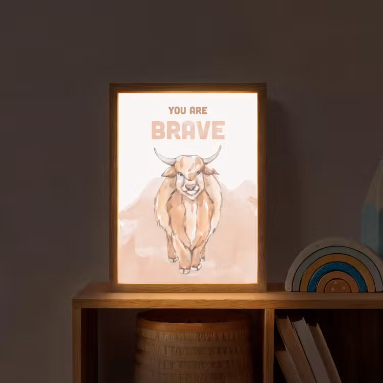 Yak - Oranje - Quote - 'You are brave' Light Box met batterij (Wandlamp kind) middel -sfeer1_kind