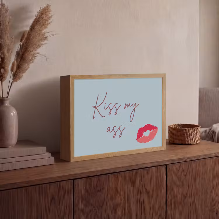 Kiss my ass - Lip - Blauw Light Box met batterij (Wandlamp) middel -sfeer2