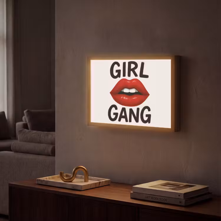 Lip - Girl - Rood - Letters Light Box met batterij (Wandlamp) middel -sfeer1