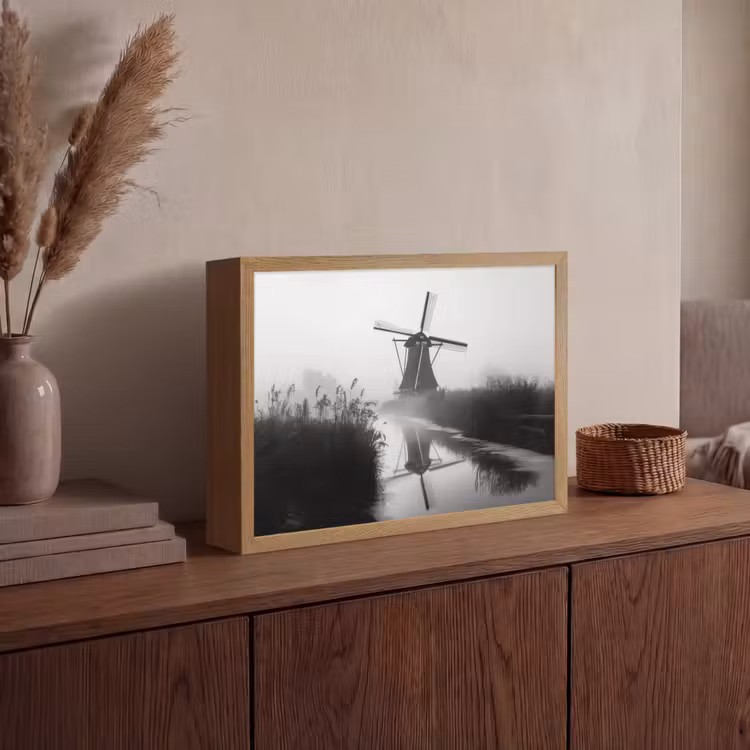 Molen - Weerspiegeling - Landschap - Water Light Box met batterij (Wandlamp) middel -sfeer2