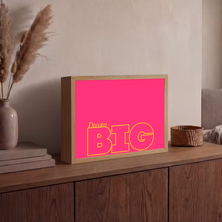 Minimalistisch - Roze - Dream big - Grafisch Light Box met batterij (Wandlamp) middel -sfeer2