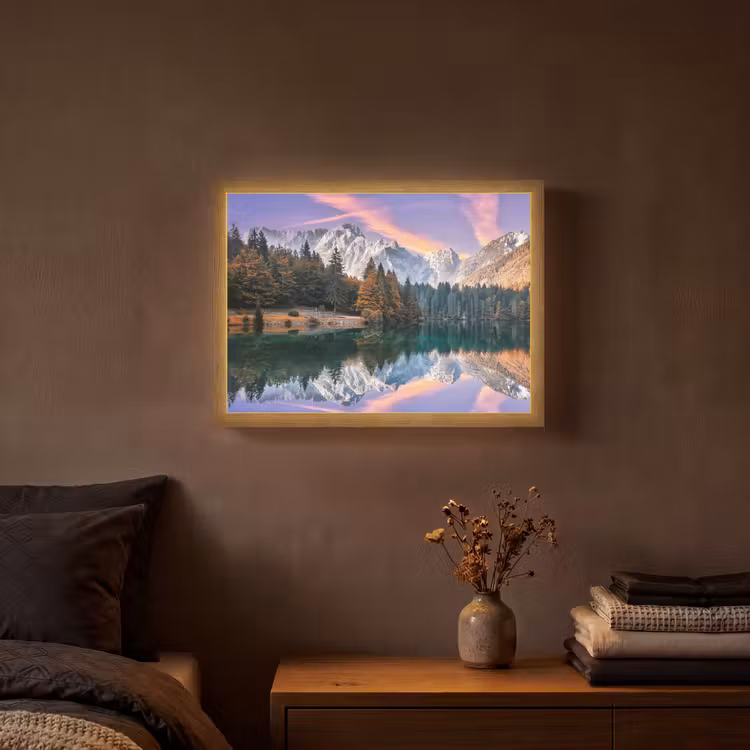 Bergen - Bos - Water - Lucht - Roze - Paars Light Box met batterij (Wandlamp) middel -sfeer4