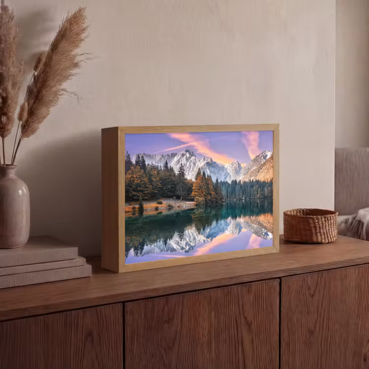 Bergen - Bos - Water - Lucht - Roze - Paars Light Box met batterij (Wandlamp) middel -sfeer2