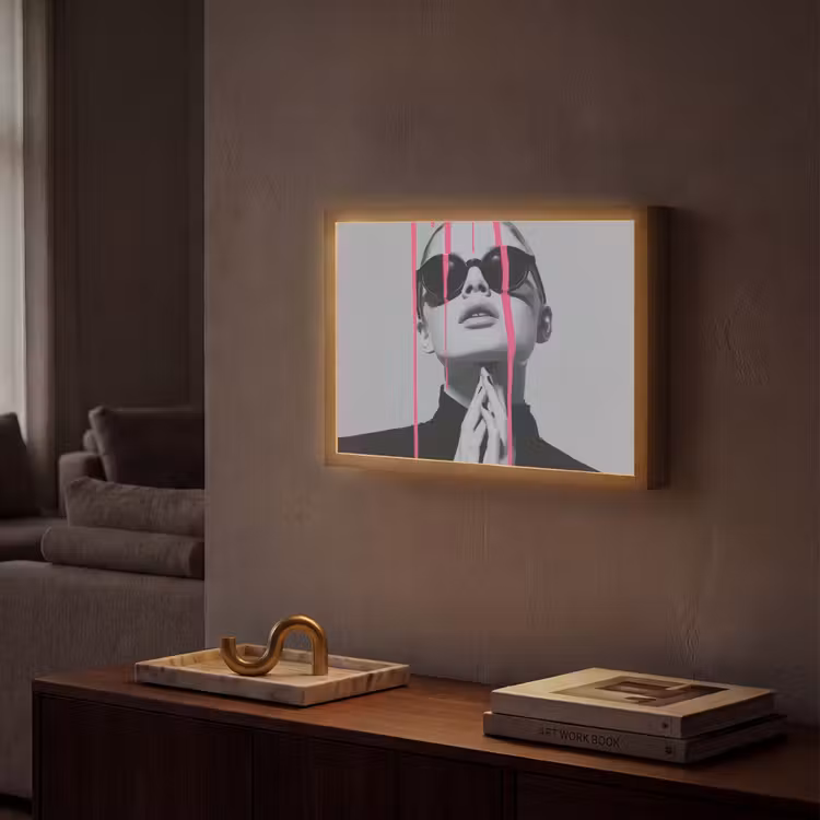 Portret - Vrouw - Zonnebril - Verfdruppels Light Box met batterij (Wandlamp) middel -sfeer1