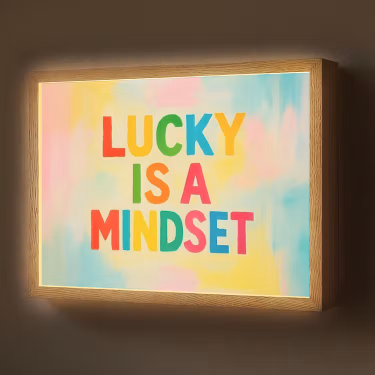 Quote - Lucky - Regenboogkleuren Light Box met batterij (Wandlamp) middel -z3d_website