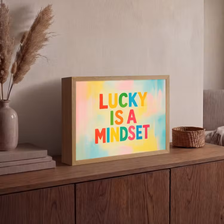 Quote - Lucky - Regenboogkleuren Light Box met batterij (Wandlamp) middel -sfeer2