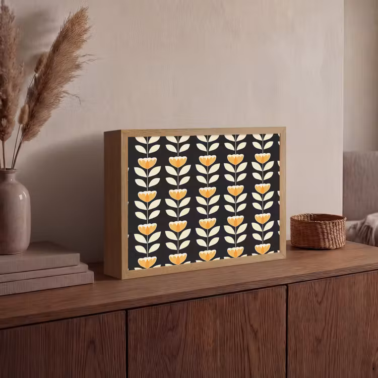 Retro - Bloem - Zwart - Okergeel Light Box met batterij (Wandlamp) middel 907 -sfeer2