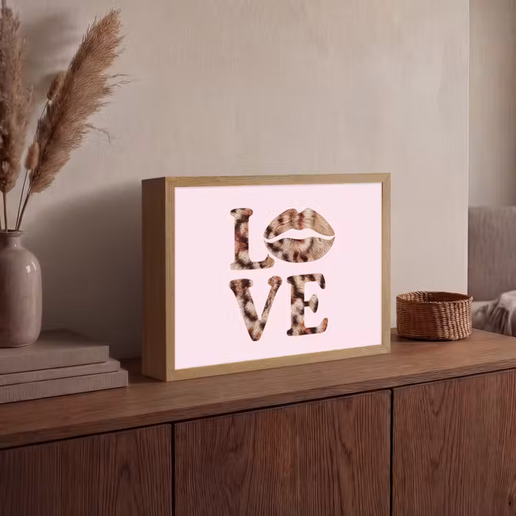 Tekst - Love - Pantervacht - Lichtroze Light Box met batterij (Wandlamp) middel -sfeer2