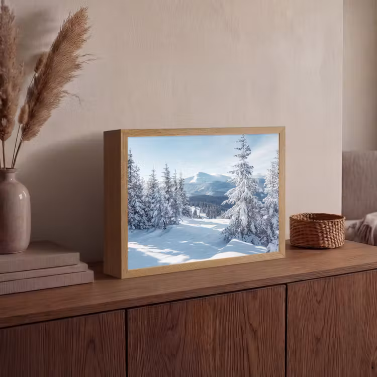 Winterlandschap - Natuur - Berg - Bomen - Sneeuw Light Box met batterij (Wandlamp) middel -sfeer2