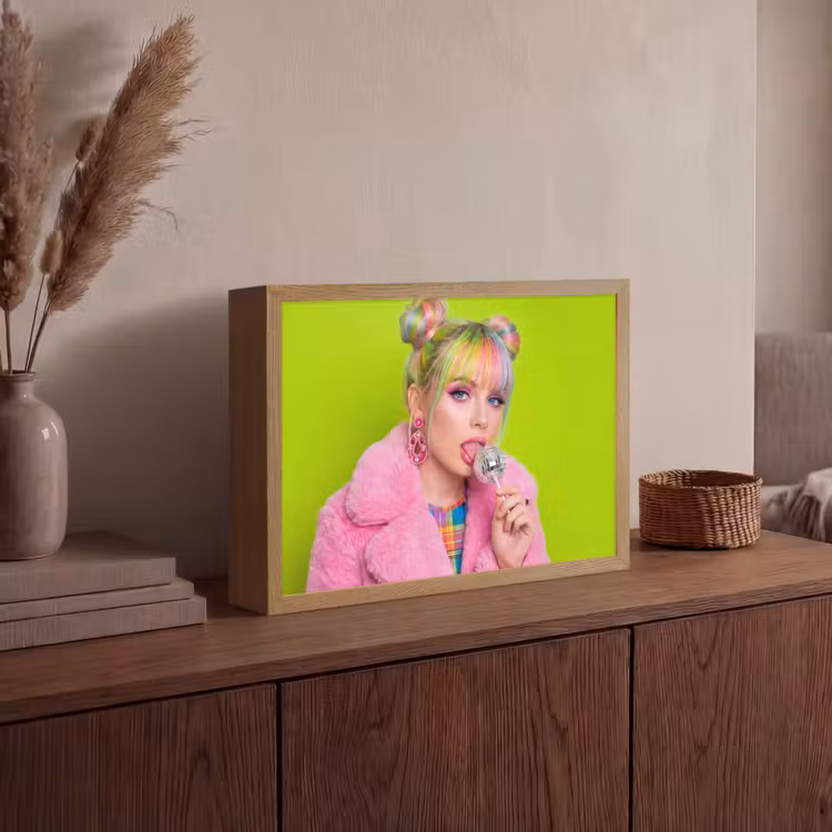 Vrouw - Kleurrijk haar - Pop art - Modern - Levendig Light Box met batterij (Wandlamp) middel -sfeer2